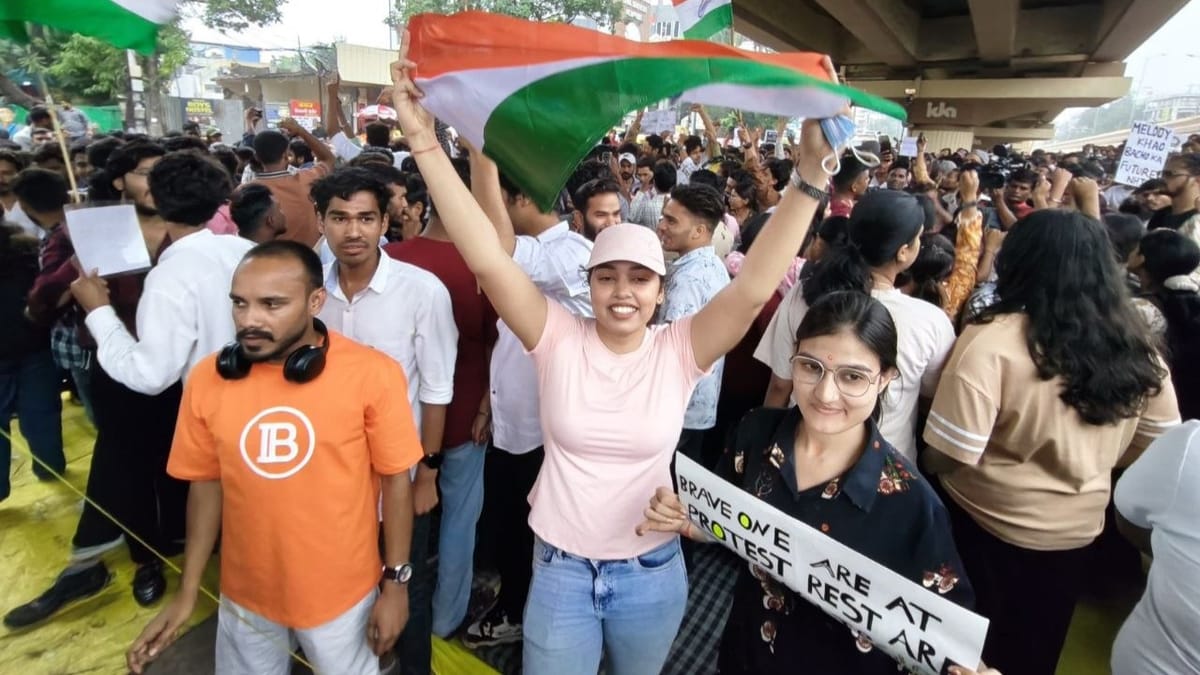 Indore News: जश्न की तस्वीरें... फूटे फटाके, बंटी मिठाइयां, बारिश में झूमे छात्र