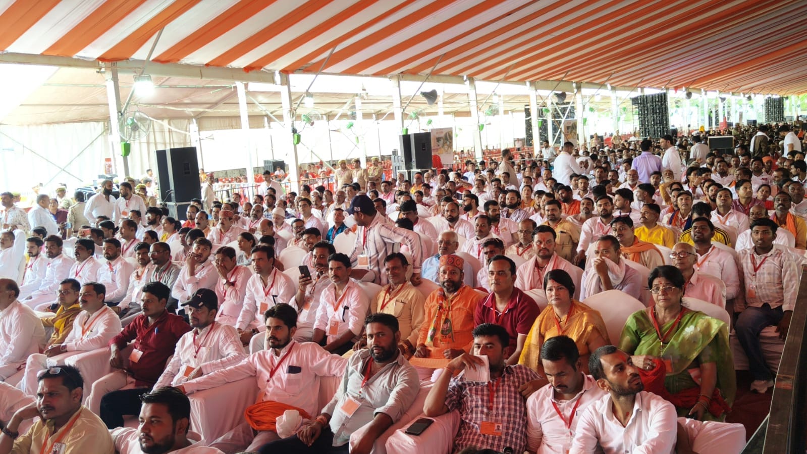 इंदिरा स्टेडियम में सुबह से जुटी भीड़
