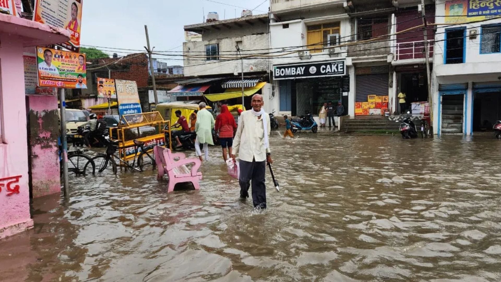 जलभराव के बीच खड़ा व्यक्ति