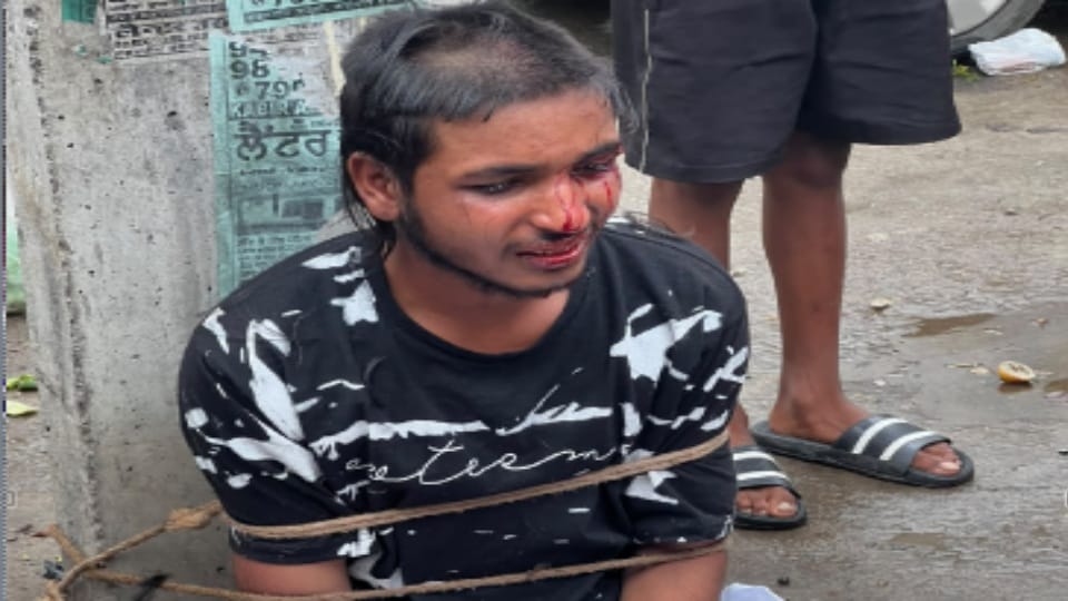 जालंधर में खंभे से बांधकर युवक की पिटाई
