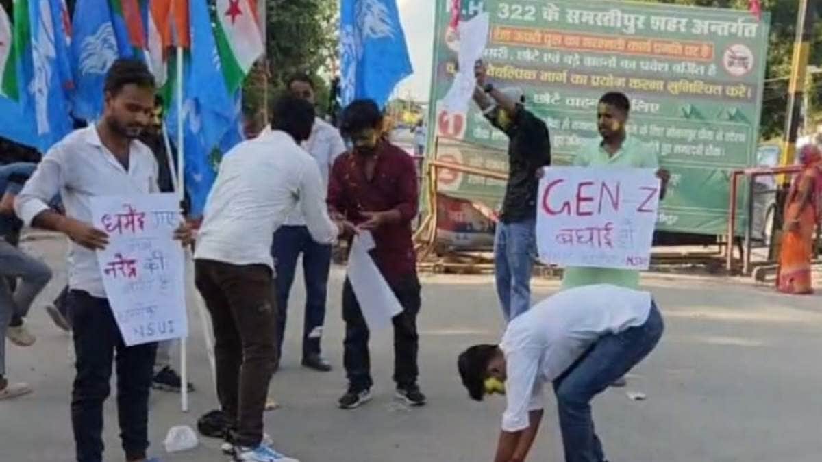 जश्न मनाते लोग