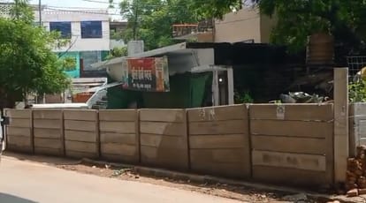 Kanpur Dumper hits motorcycle youth died and companion injured police searching for the absconding driver