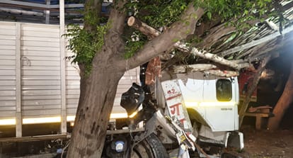 Kanpur truck crashes into roadside shop collision knocks down electric pole driver and conductor flee