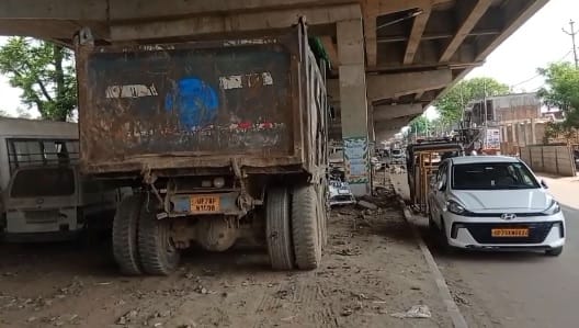 Kanpur Dumper hits motorcycle youth died and companion injured police searching for the absconding driver