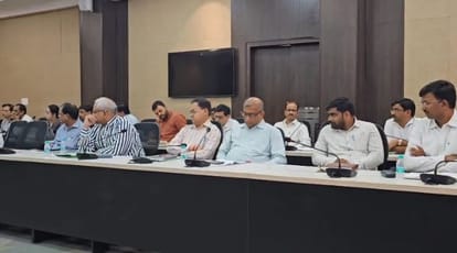 Kanpur Vyapar Bandhu meeting under chairmanship of DM issues ranging from house tax to Pink Toilets raised