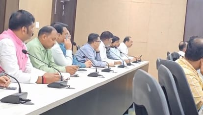 Kanpur Vyapar Bandhu meeting under chairmanship of DM issues ranging from house tax to Pink Toilets raised