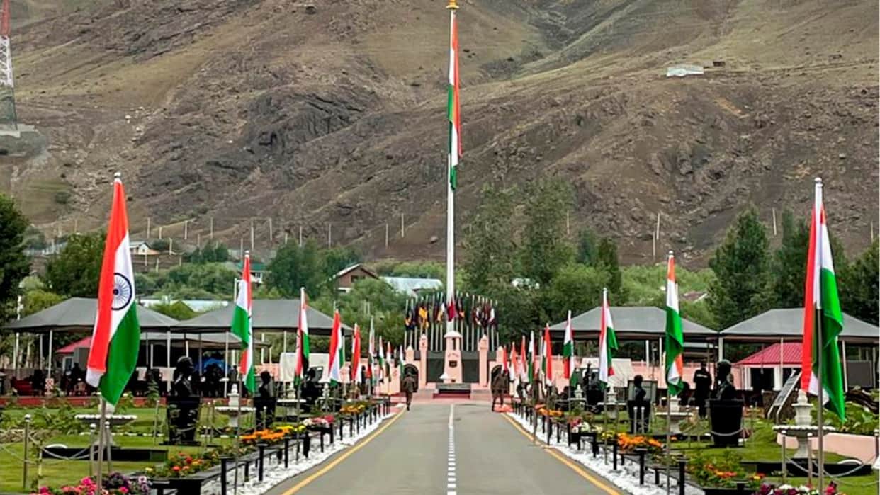 Artillery regiment's Ladakh Odyssey reaches LAC honours war heroes at Chushul, Rezang La