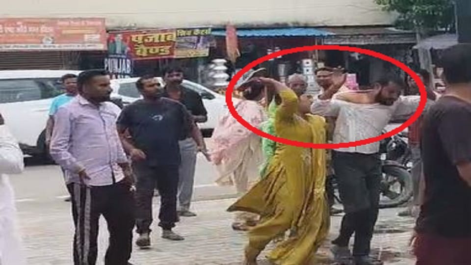 Girlfriend beats boyfriend with slippers at Bazpur Kotwali gate
