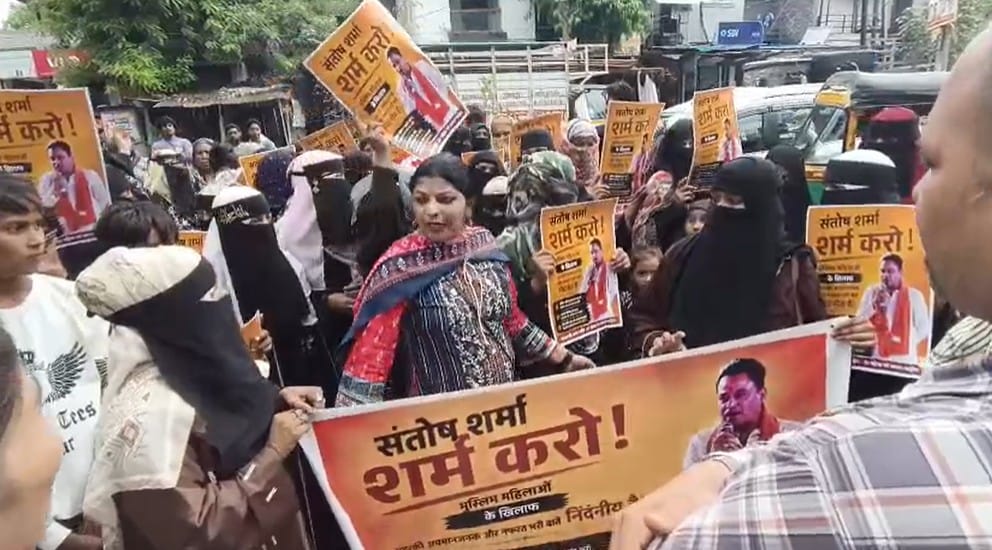 मुस्लिम महिलाओं ने किया प्रदर्शन