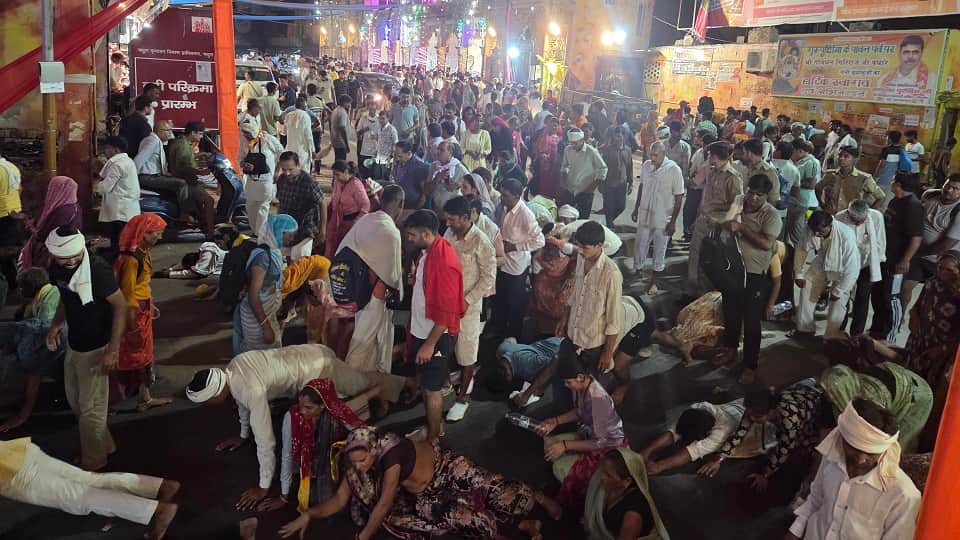 huge crowd of pilgrims reached at govardhan parikrama in mathura up