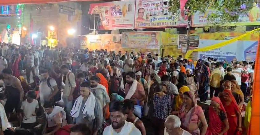 huge crowd of pilgrims reached at govardhan parikrama in mathura up