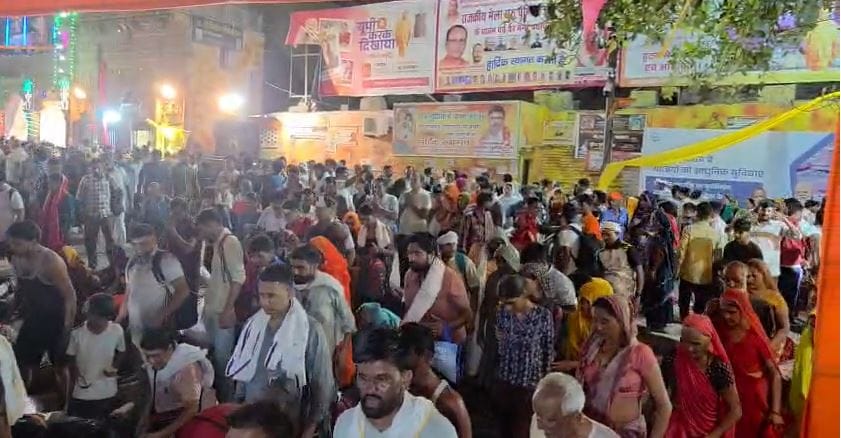 huge crowd of pilgrims reached at govardhan parikrama in mathura up