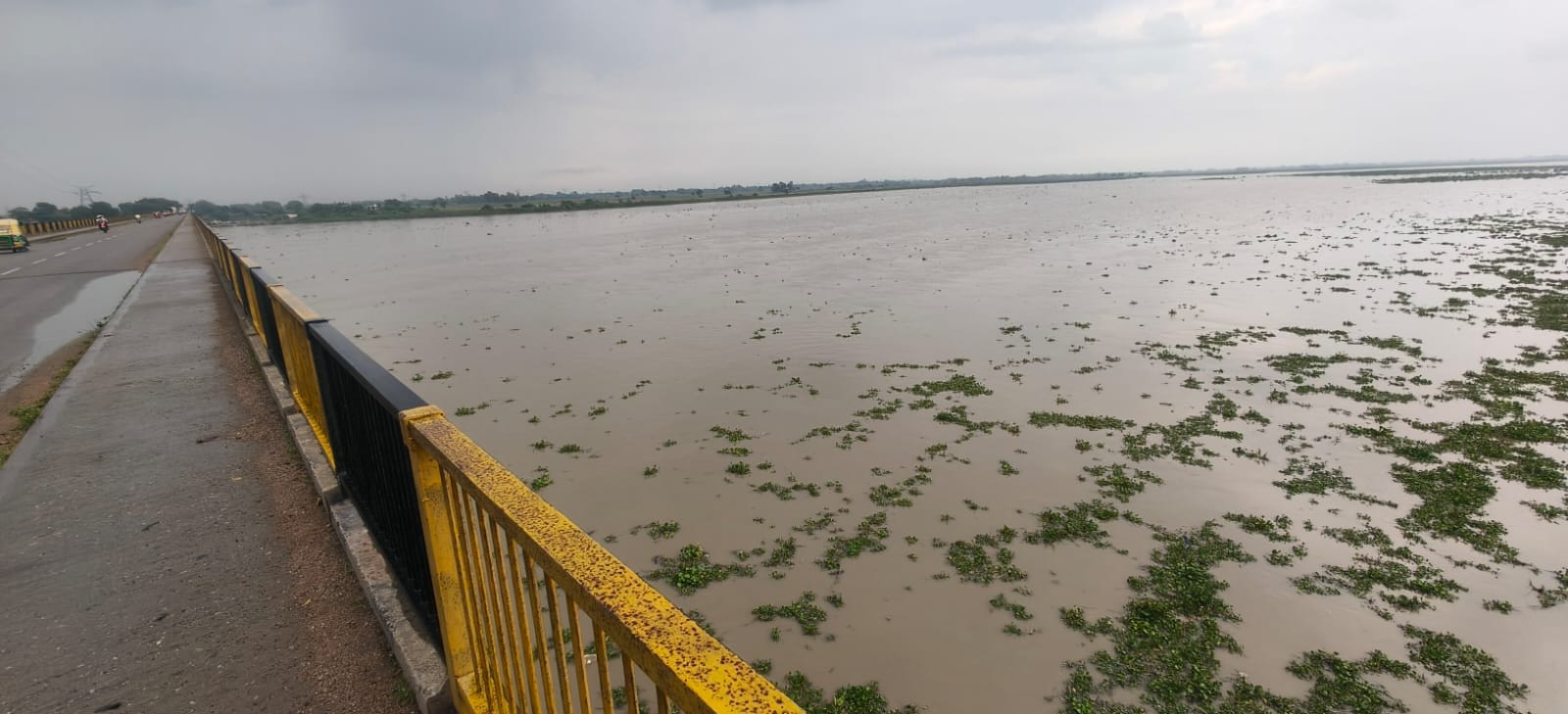 नानामऊ गंगा घाट पर लगातार बढ़ रहा जलस्तर