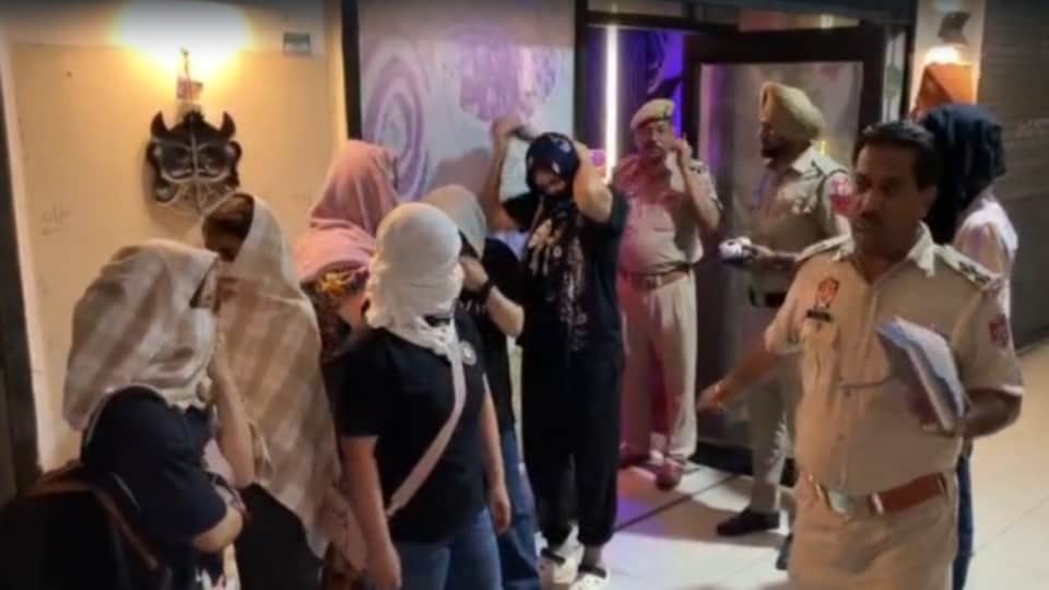 पुलिस रेड में पकड़ी गई विदेशी युवतियां