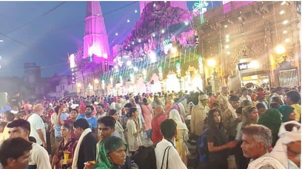 huge crowd of pilgrims reached at govardhan parikrama in mathura up