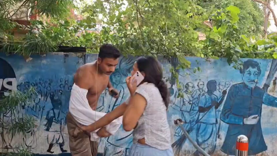 Meerut High-Voltage Drama: Wife Tears Bodybuilder Husband’s Clothes Over iPhone Dispute Outside Court