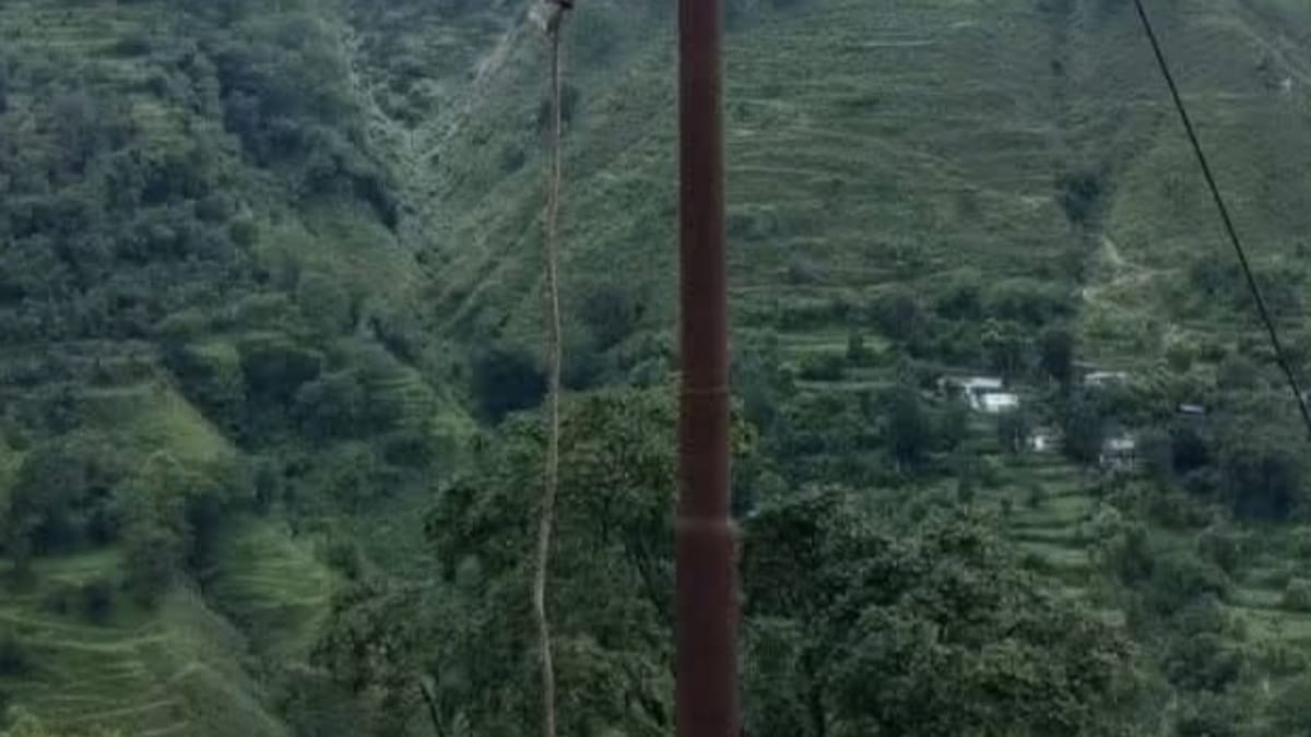 Kotdwar: बिना शटडाउन पोल पर चढ़ा ऊर्जा निगम का श्रमिक, करंट लगने से मौत, सेफ्टी बेल्ट के सहारे लटका रहा शव