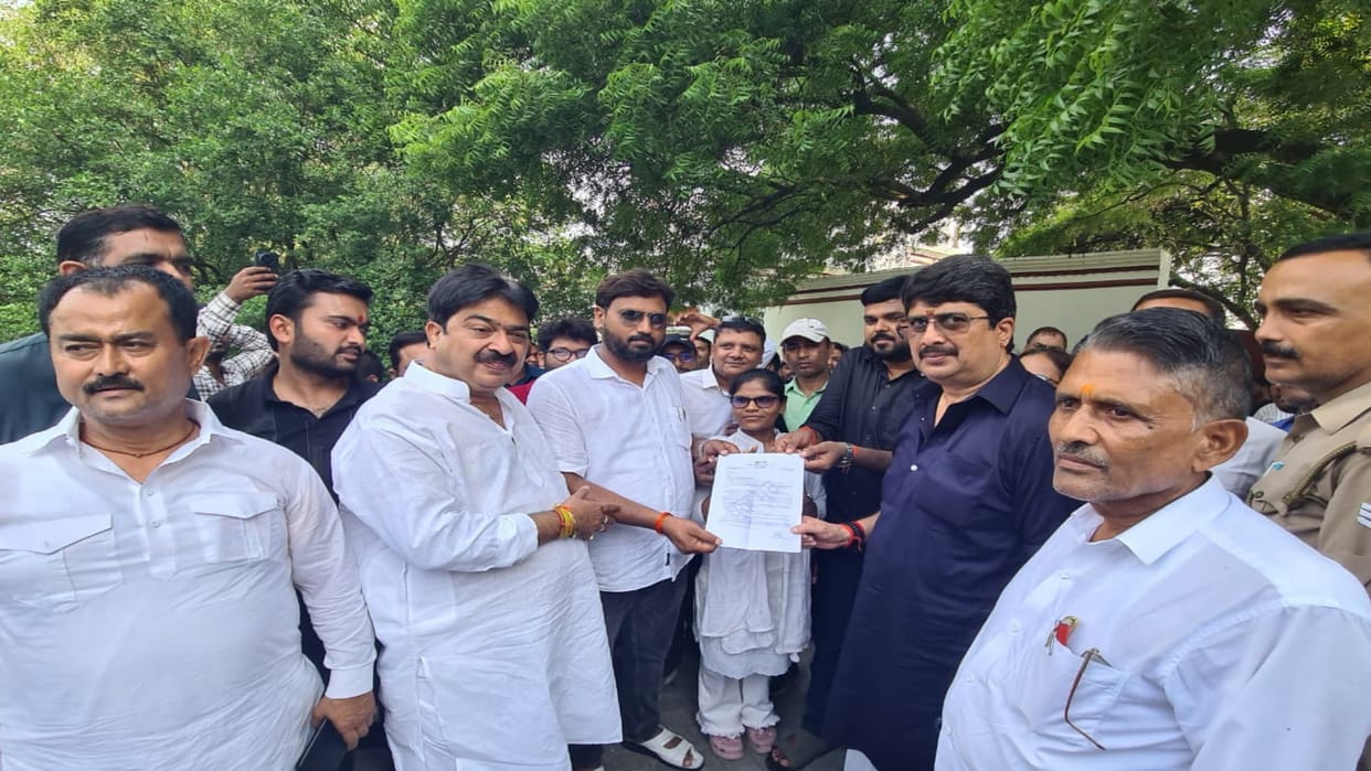 Aspirants submitted a memorandum to Raja Bhaiya regarding their demands; they want teacher recruitment to be