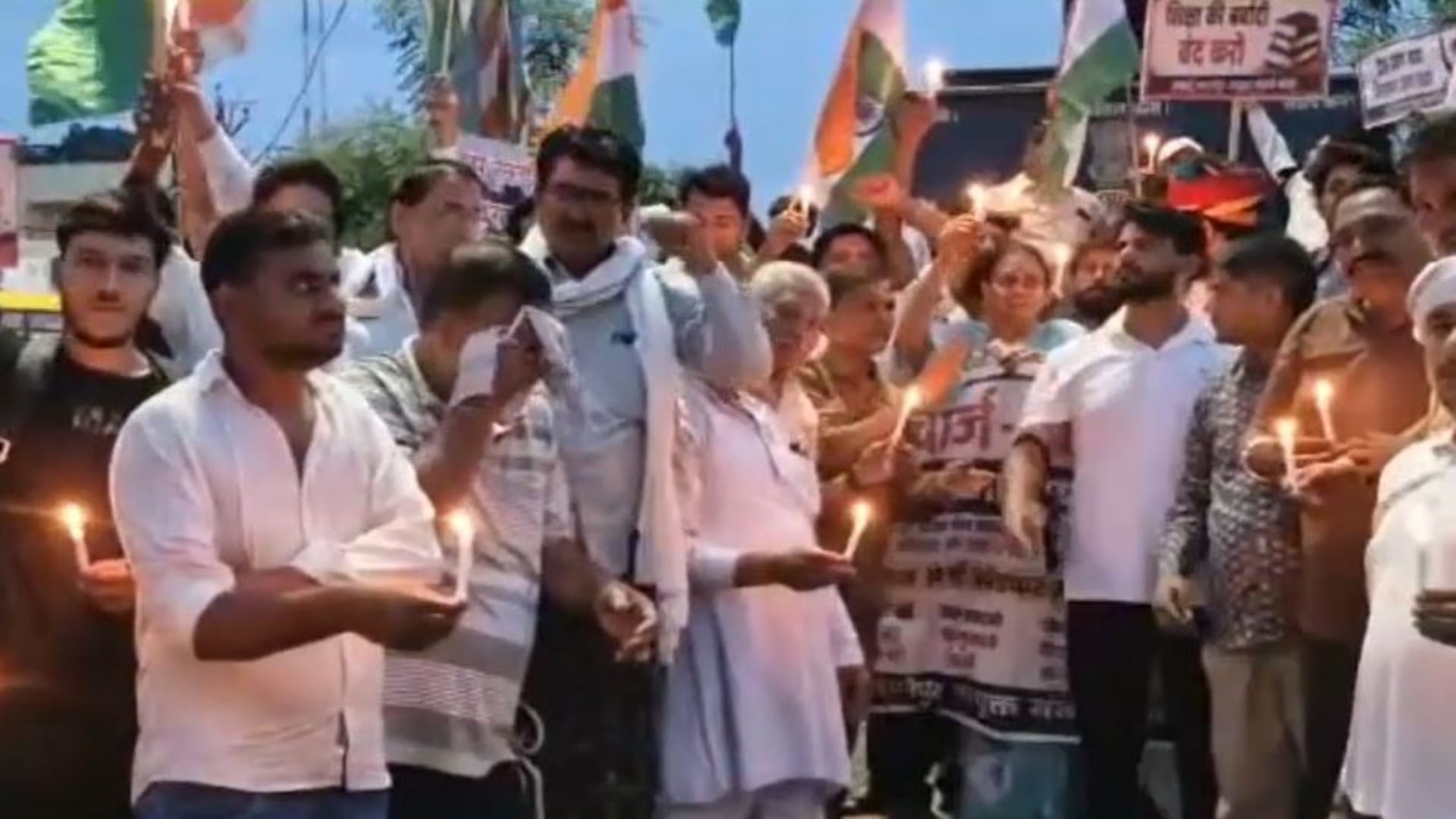 नीट पेपर लीक के विरोध में बौंली में कैंडल मार्च