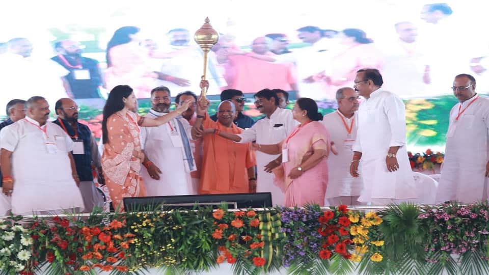 Chief Minister Yogi Adityanath addressed public meeting and attack on Samajwadi Party in Agra