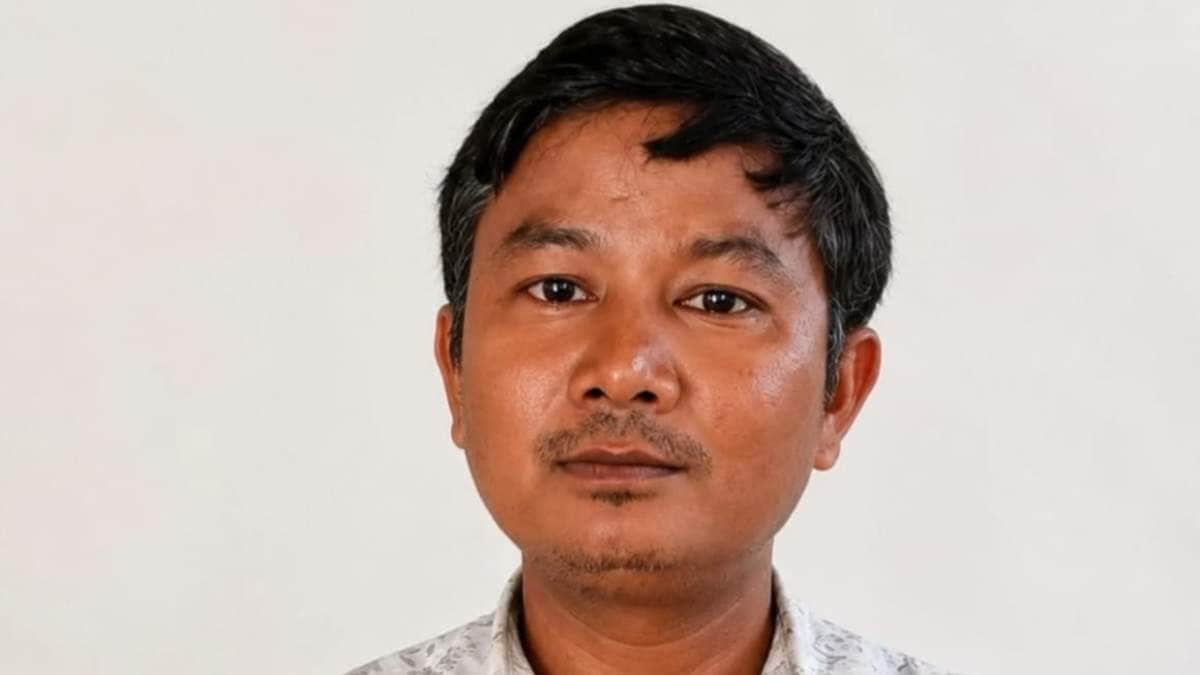 mukhiya ramesh manjhi dismissed financial irregularities government fund misuse five year election ban