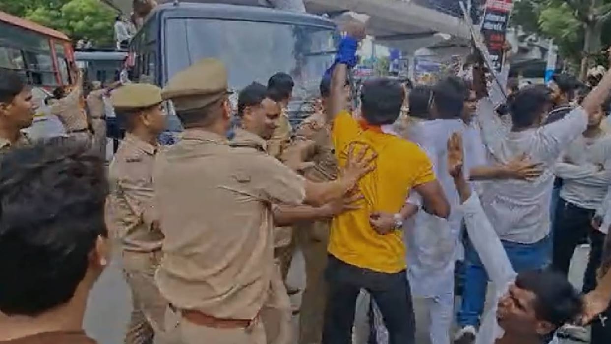 UP: Teacher aspirants gheraoed Mayawati's residence demanding jobs; they were taken into custody and sent to E
