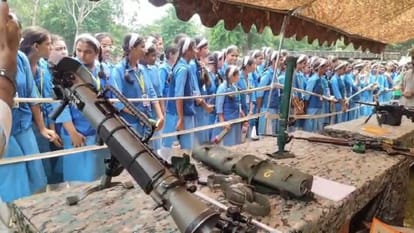 प्रदर्शनी में पहुंचे स्कूली बच्चे