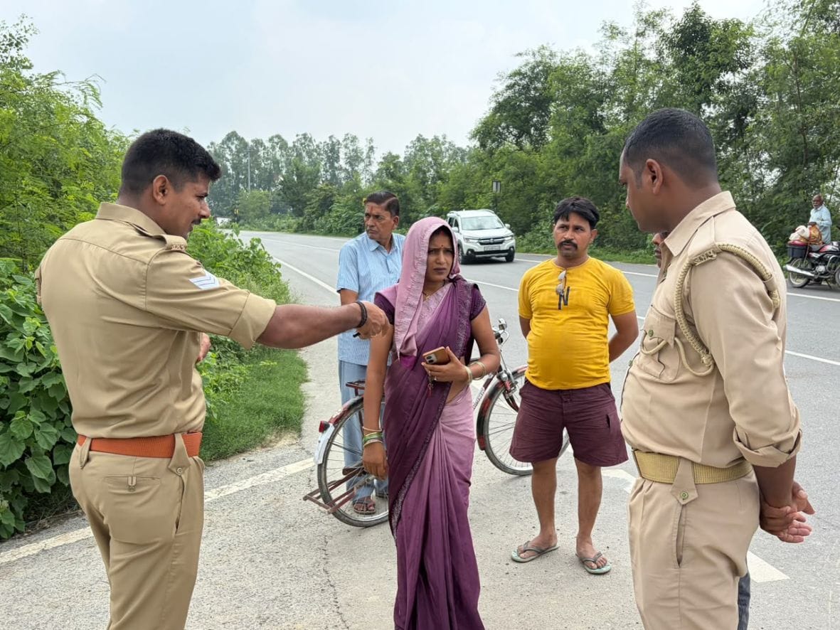 ₹2.10 lakh looted from a BC Sakhi at gunpoint in broad daylight in Sultanpur.