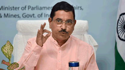 धर्मेंद्र प्रधान के इस्तीफे के बाद प्रह्लाद जोशी को मिला शिक्षा मंत्रालय का अतिरिक्त पदभार।