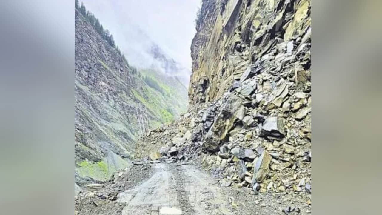 उदयपुर-पांगी मार्ग की हालत। यह मार्ग पूरी तरह से टूट चुका है।