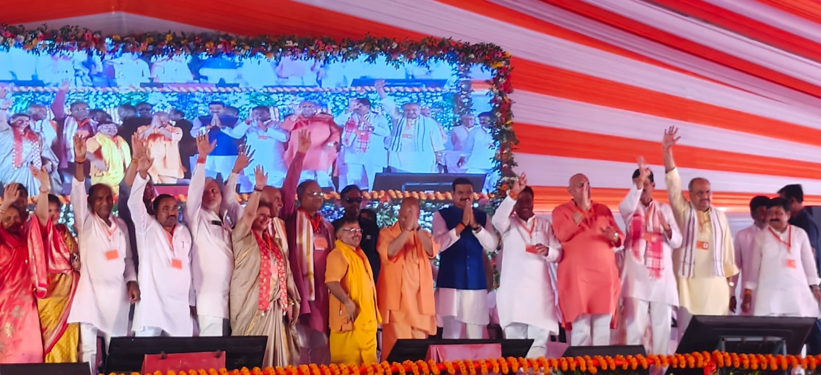UP CM Yogi Adityanath arrives in Orai gifts 324 development projects worth 1,273.96 crore to Jalaun