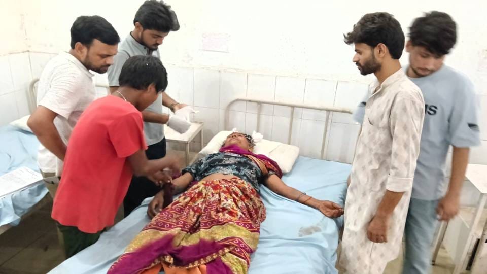 अस्पताल में भर्ती घायल मां।