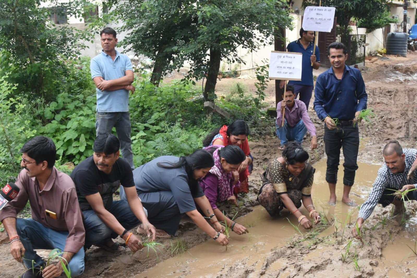 सड़क के गड्ढों में धान रोपते रहवासी