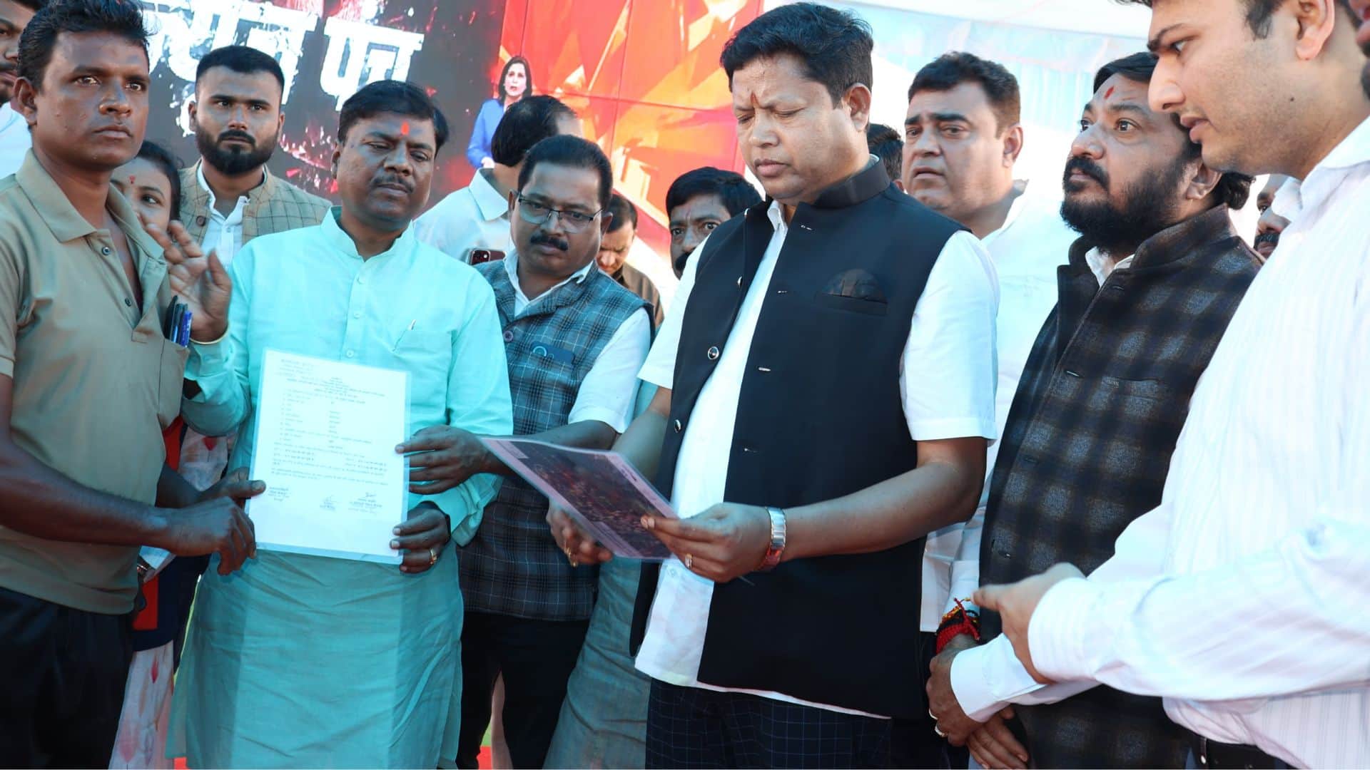 बीजापुर जिले मन की बात कार्यक्रम में शामिल जनप्रतिनिधि
