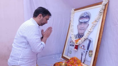 डीजीपी अनुराग धनकड़ की तेरहवीं में केंद्रीय राज्य मंत्री चौधरी जयंत पहुंचे।