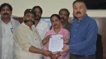डीसी शिमला के माध्यम से ज्ञापन सौंपते गदर फ्रंट के प्रतिनिधि।