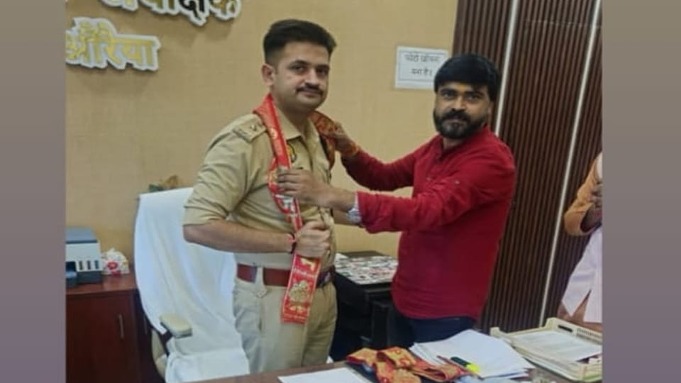 Kanpur: Photo of Auraiya SP honoring a wanted accused in an encroachment case goes viral
