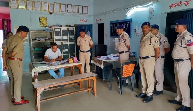 एसपी ने थानों का निरीक्षण किया।