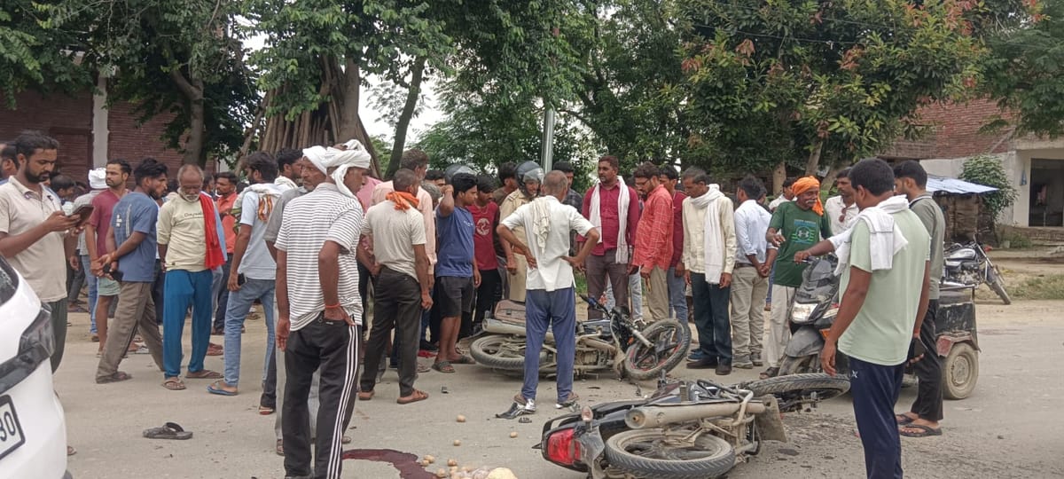 Farrukhabad accident: नीबकरोरी के पास टकराईं दो बाइकें, बुझ गया घर का इकलौता चिराग; दो की मौत से पसरा मातम