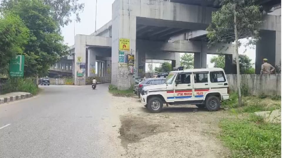 घटनास्थल पर मौजूद पुलिस