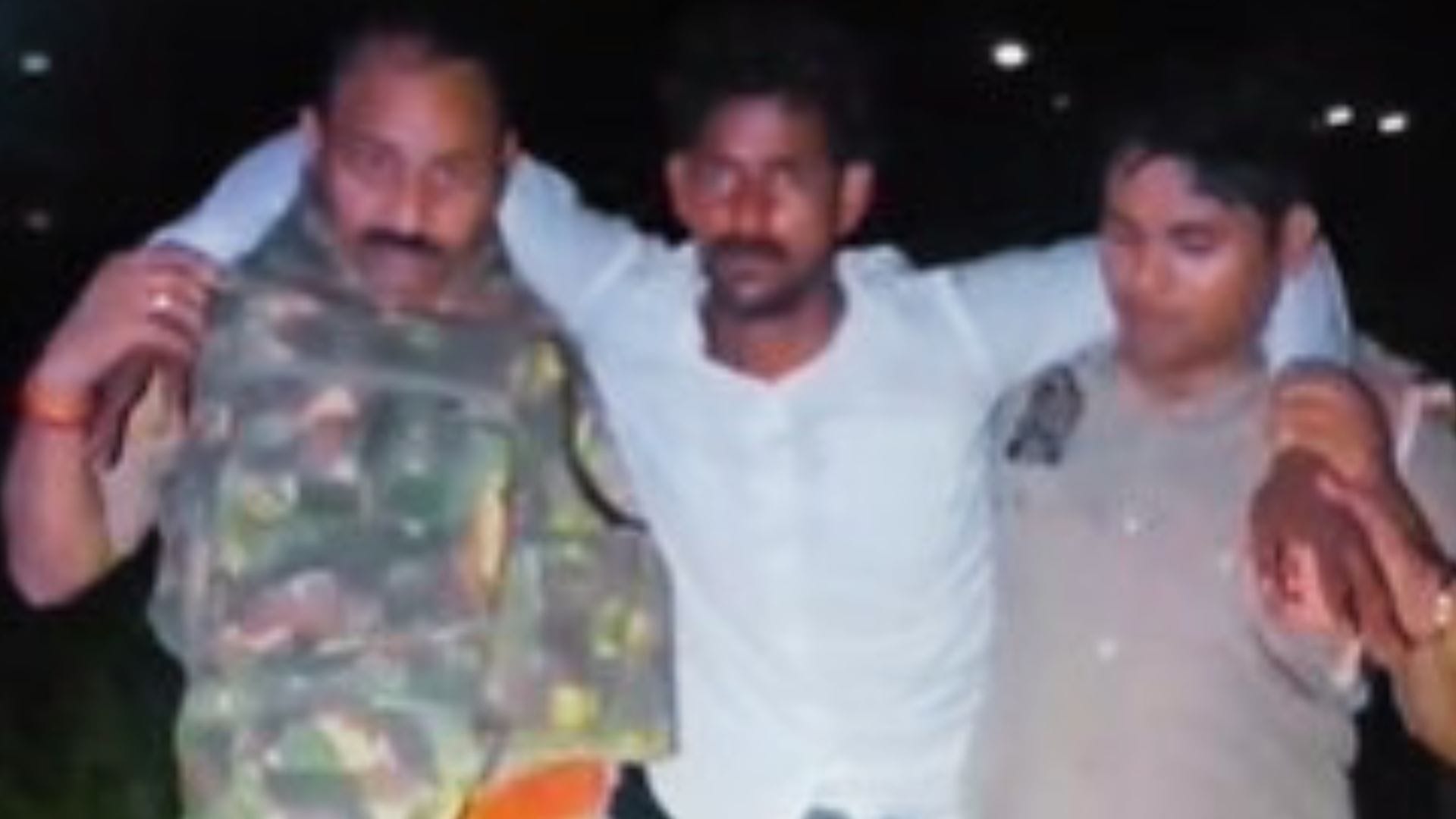 घायल बदमाश को अस्पताल ले जाती पुलिस।