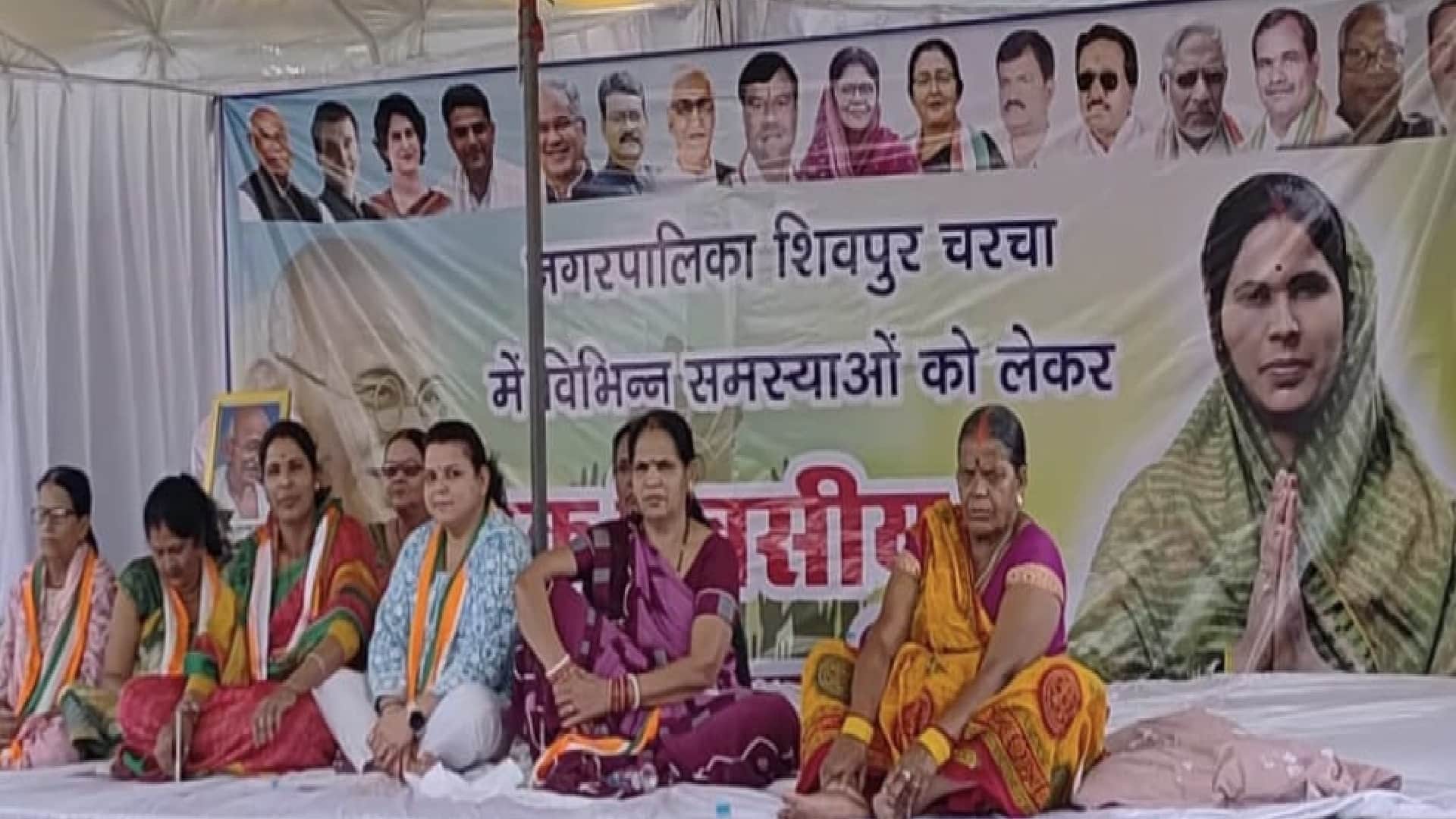 जनसमस्याओं को लेकर अनिश्चितकालीन धरने पर बैठीं नेता प्रतिपक्ष लालमुनी यादव