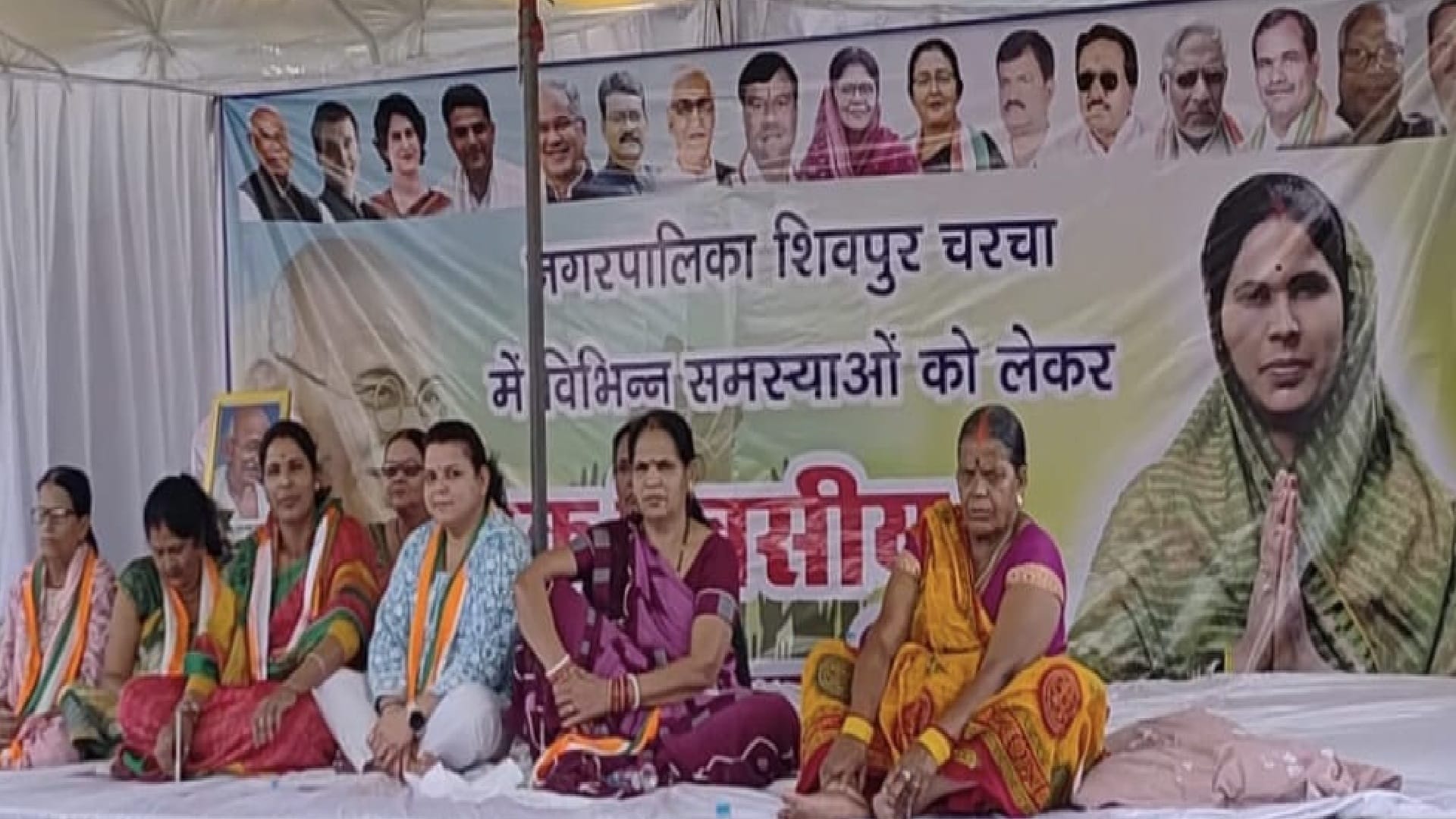 जनसमस्याओं को लेकर अनिश्चितकालीन धरने पर बैठीं नेता प्रतिपक्ष लालमुनी यादव
