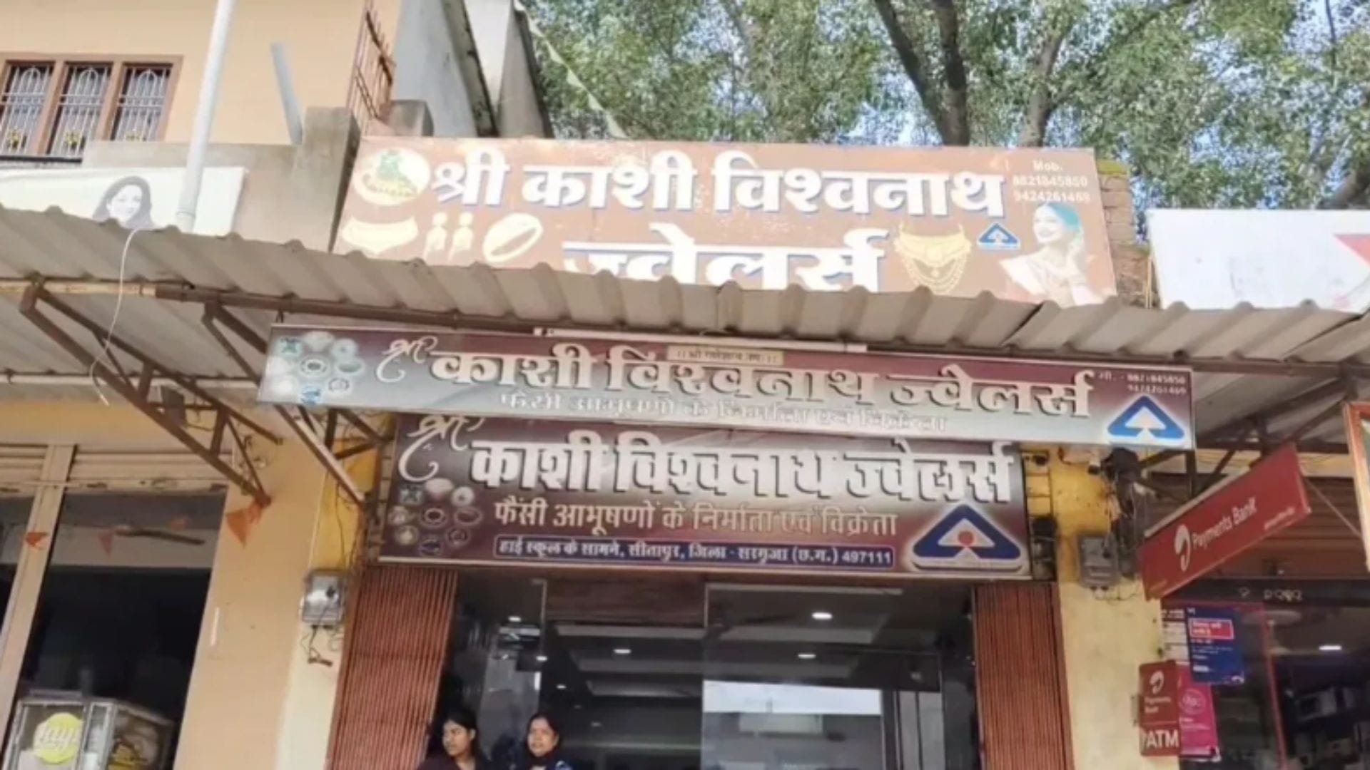 इसी दुकान के सामने से बैग लेकर फरार हुआ शातिर