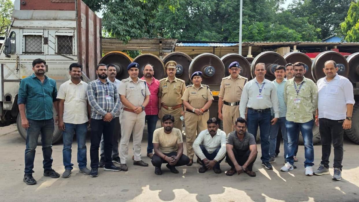 Jhansi: Two truck drivers and a scrap dealer arrested after the recovery of three tonnes of railway scrap