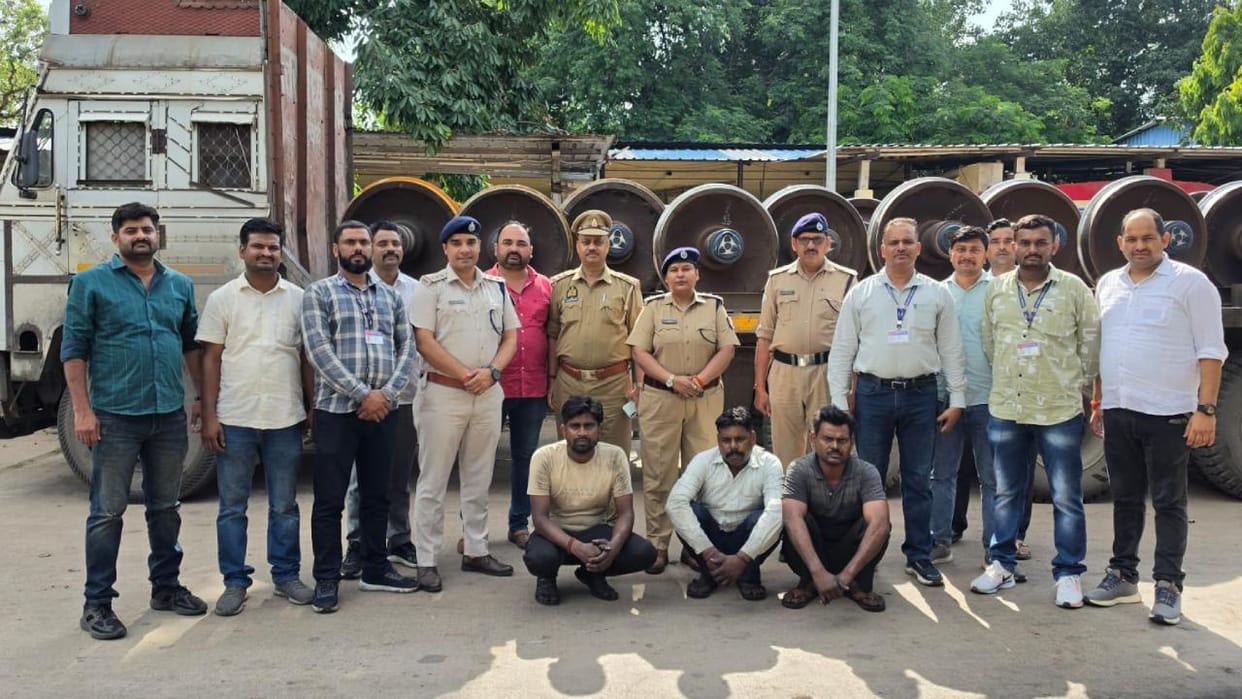Jhansi: Two truck drivers and a scrap dealer arrested after the recovery of three tonnes of railway scrap