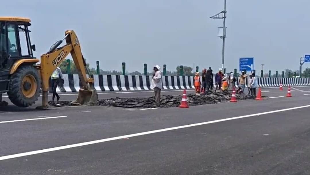 कानपुर-लखनऊ एक्सप्रेसवे की उन्नाव में धंसी सड़क