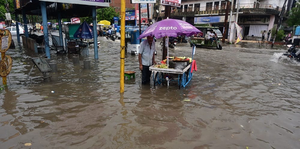 Kanpur Submerged in Rain vehicles stuck in waterlogging and traffic jams water enters homes and shops