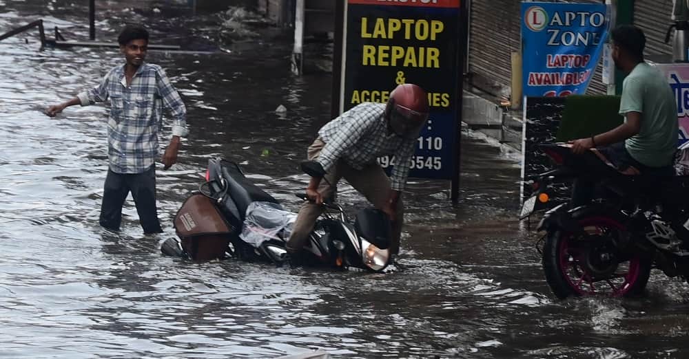 Kanpur Submerged in Rain vehicles stuck in waterlogging and traffic jams water enters homes and shops