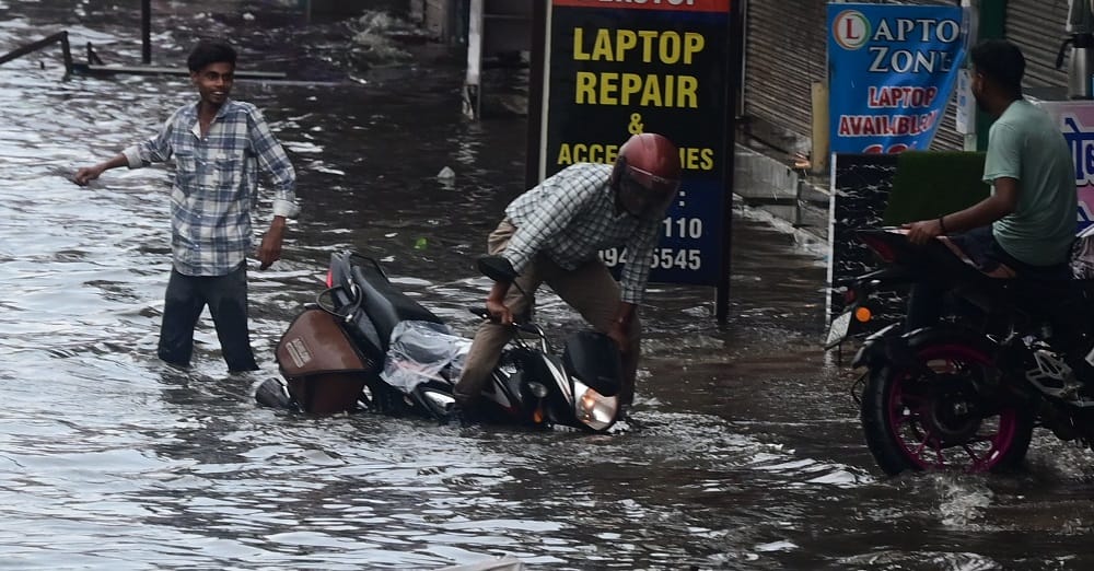 Kanpur Submerged in Rain vehicles stuck in waterlogging and traffic jams water enters homes and shops